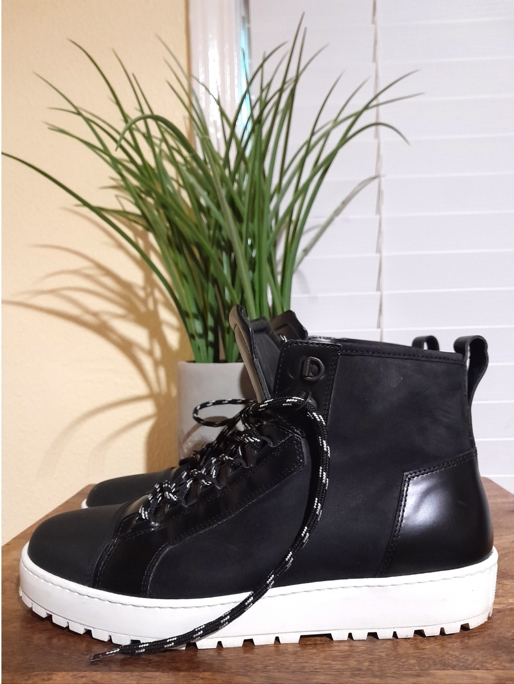 want les  essentiels Hopkins mid hiking sneakers sz 42 (9.5) designer shoes
